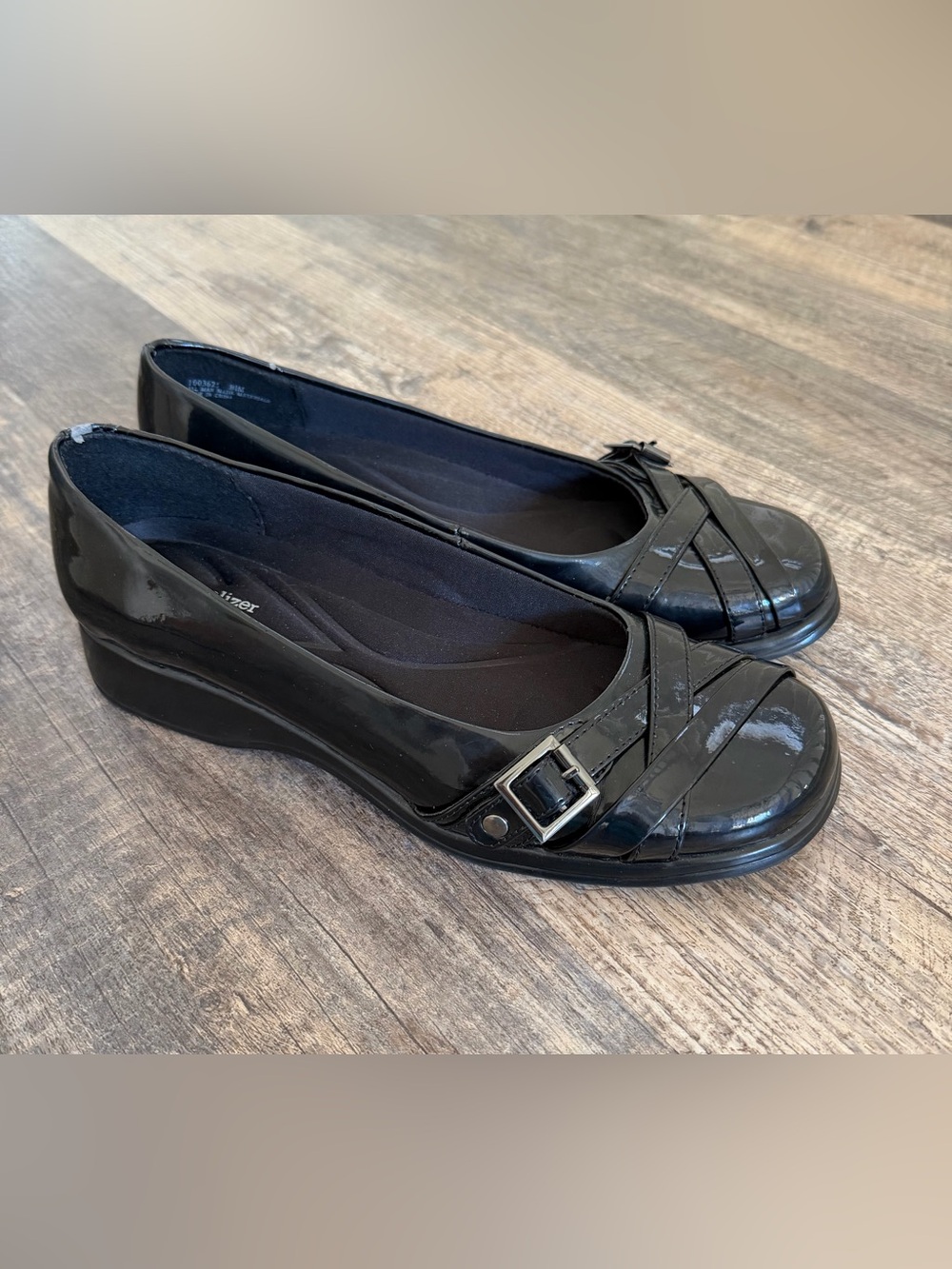 Naturalizer Women’s S8.5 M Black Glossy Slip On Comfort wedge shoe flawed